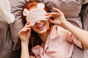 mulher dormindo feliz