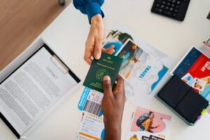 viajante com documento de viagem