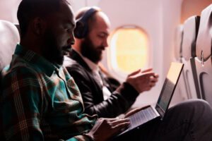 viajante com pc e celular