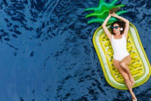 viajante na piscina