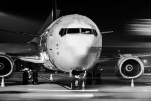 avião em preto e branco