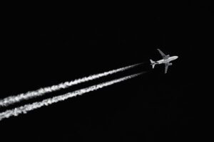 Avião fundo preto
