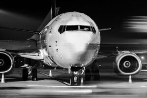 Avião preto e branco na pista