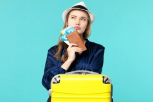 viajante indecisa com passagens