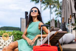 viajante no hotel com mala