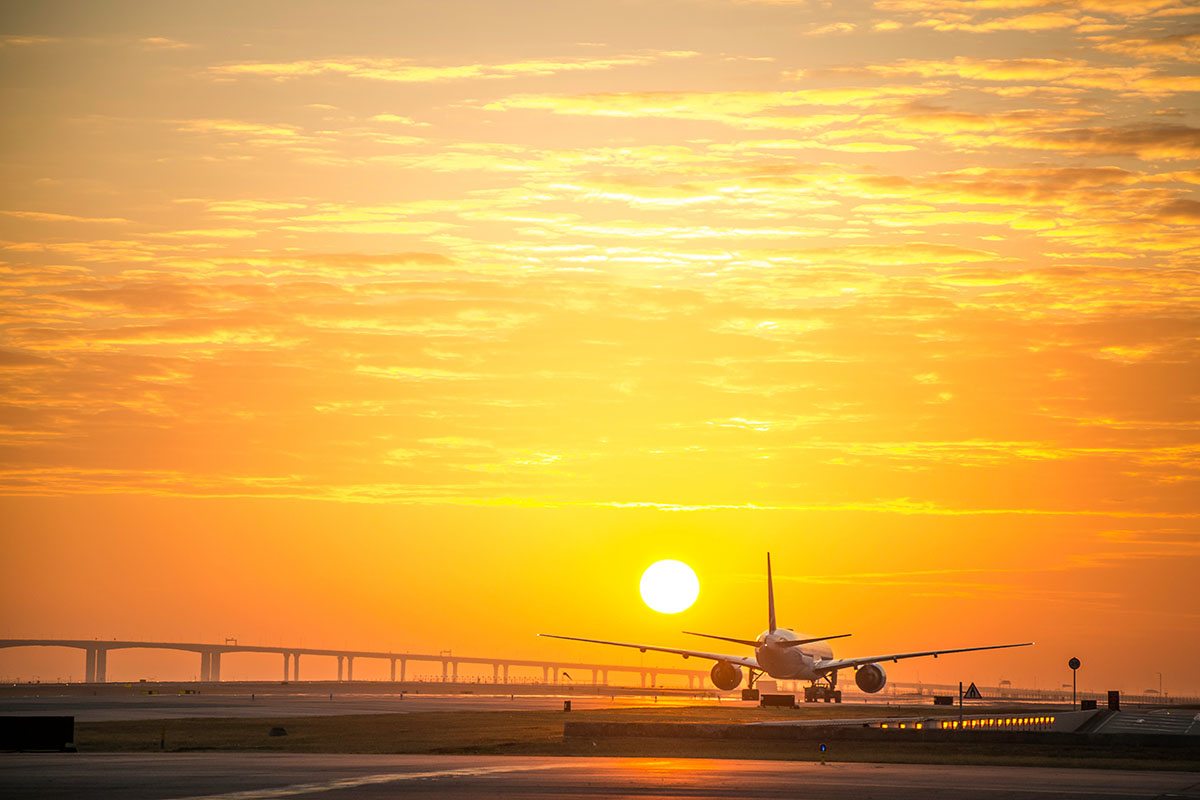 avião e um belo pôr do sol