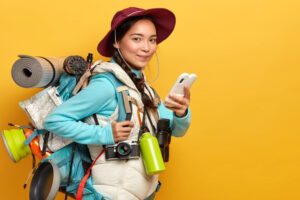 viajante com celular na mao