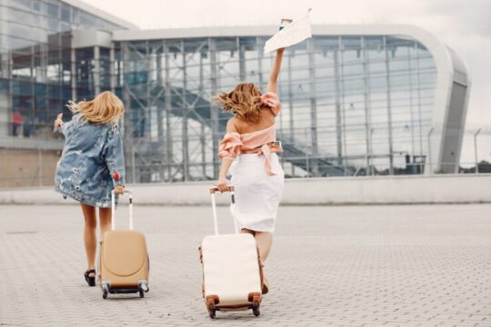 Viajantes correndo pro aeroporto