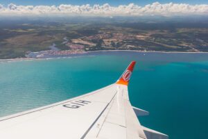 Asa de um avião GOL viajando sob o mar