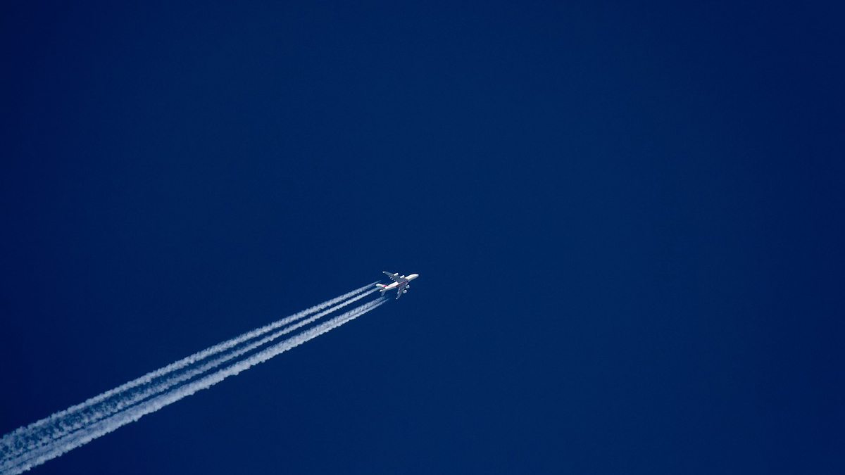 aviao no ceu azul