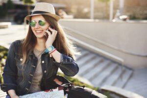 viajante com celular