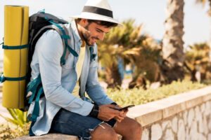 viajante com celular