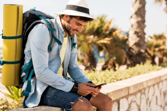 viajante com celular