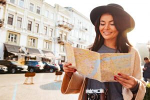 viajante com mapa