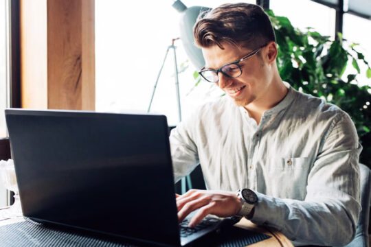 homem viajante usando computador