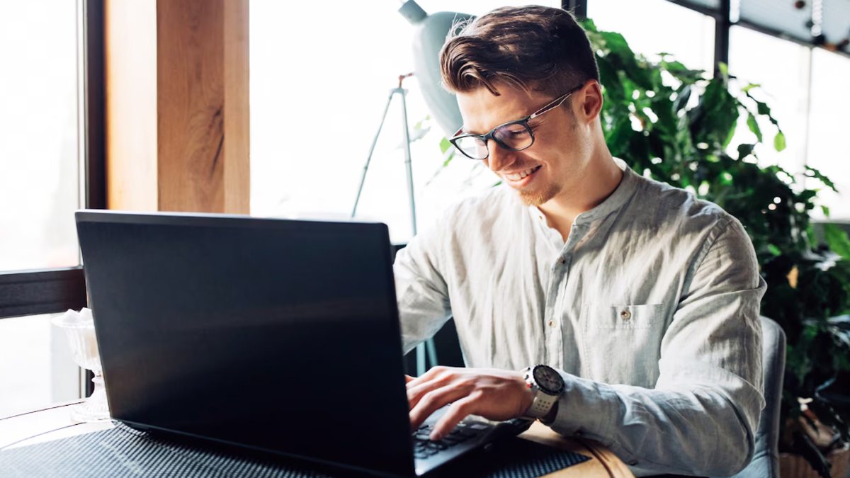 homem viajante usando computador