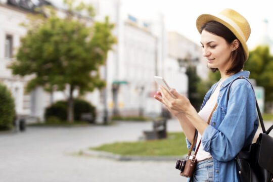 viajante com celular ok