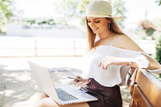 viajante com notebook e celular