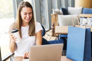 viajante fazendo compras online