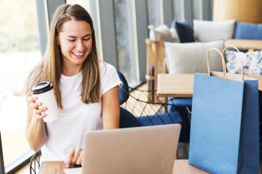 viajante fazendo compras online