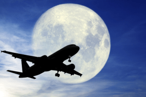 Avião e a lua