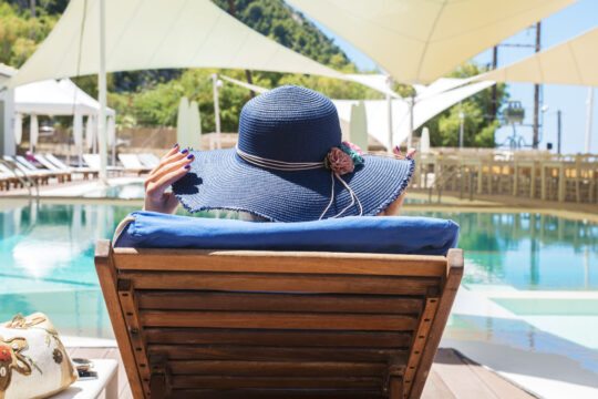 mulher de chapeu hotel