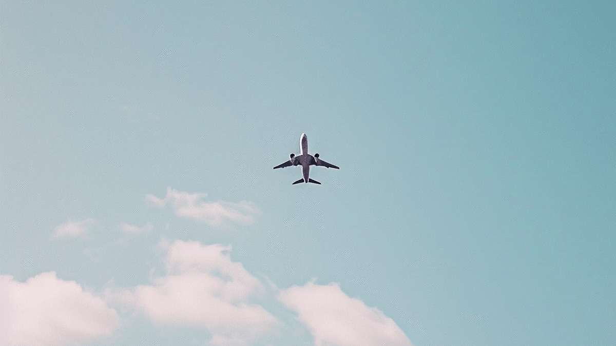 Avião longe