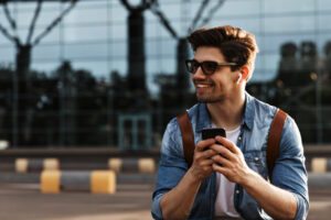 viajante com celular