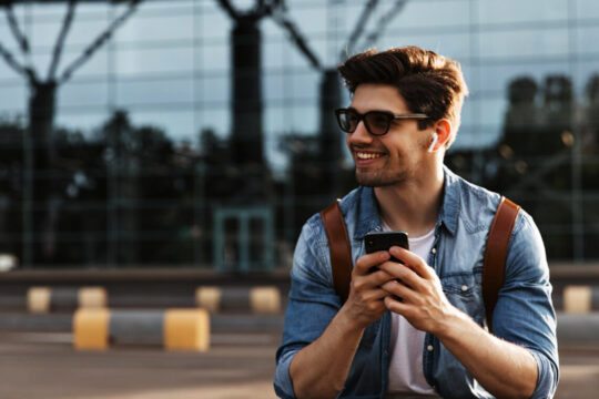 viajante com celular