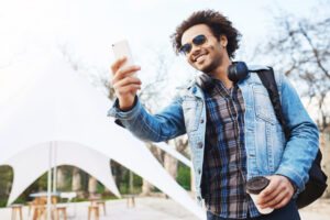 viajante com celular1