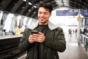 viajante com celular2