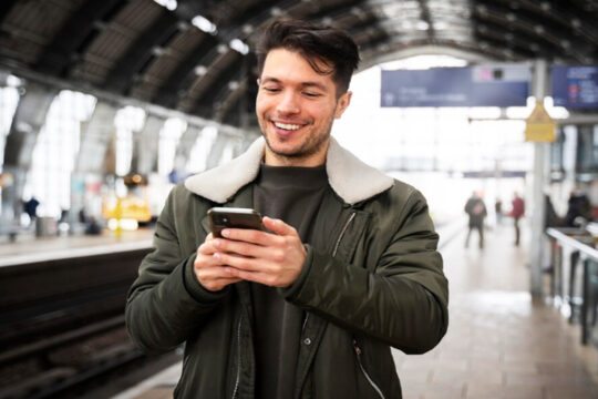 viajante com celular2