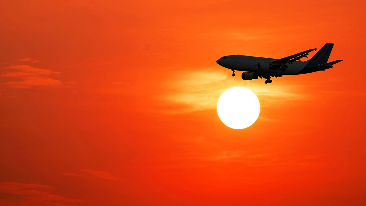 Avião céu laranja