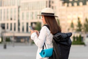 viajante celular com mala