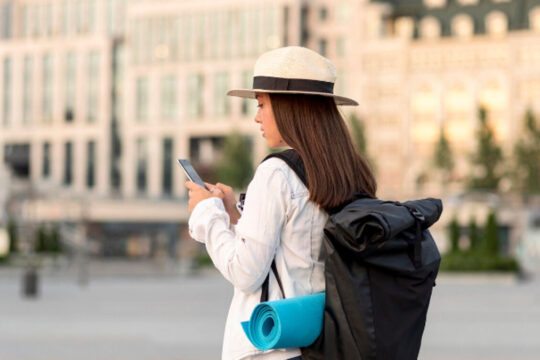 viajante celular com mala