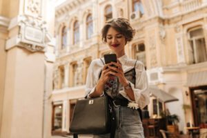 viajante celular sorrindo