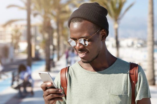 viajante com celular