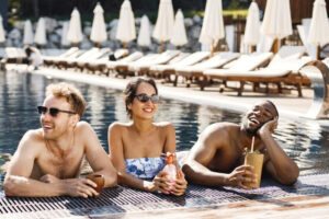 viajantes hotel piscina