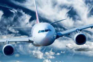 Avião no ar com nuvens