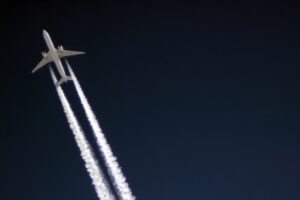 Avião riscando o céu