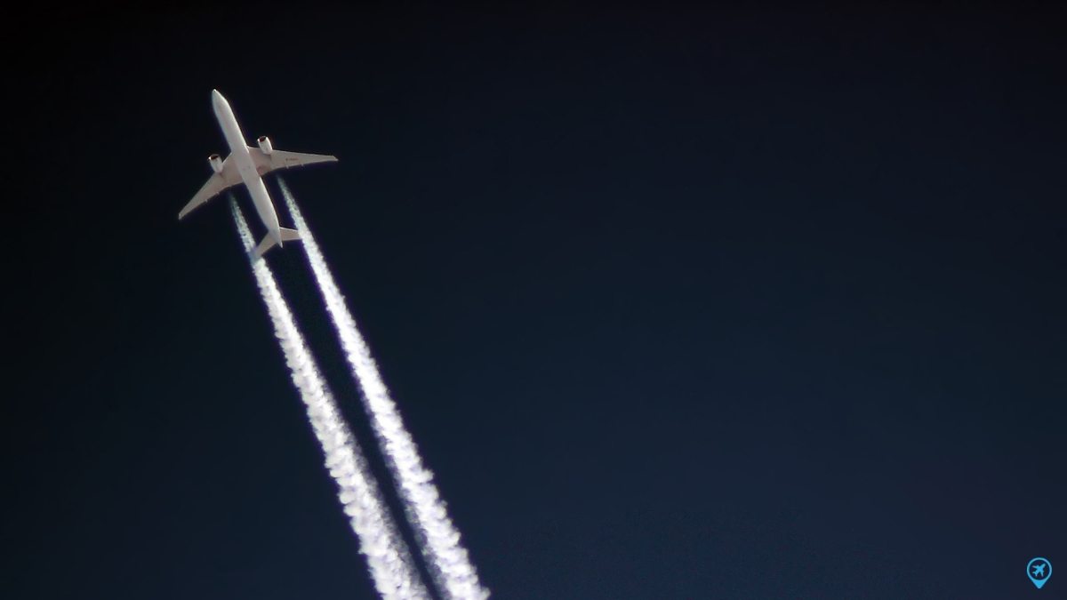 Avião riscando o céu