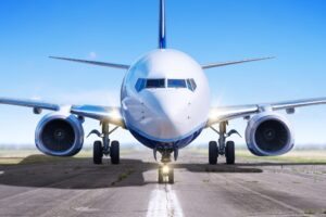 Avião na pista céu azul