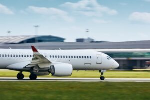 Avião em velocidade na pista