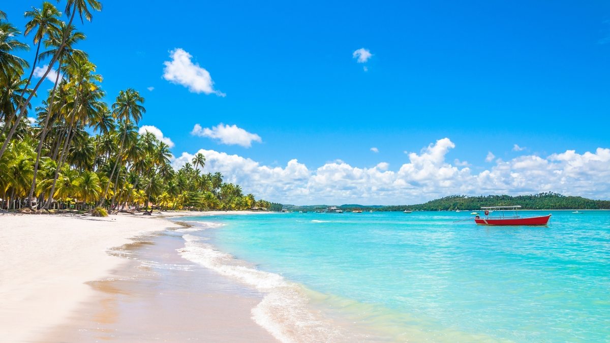 Praia de águas cristalinas