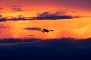 Avião no fim de tarde