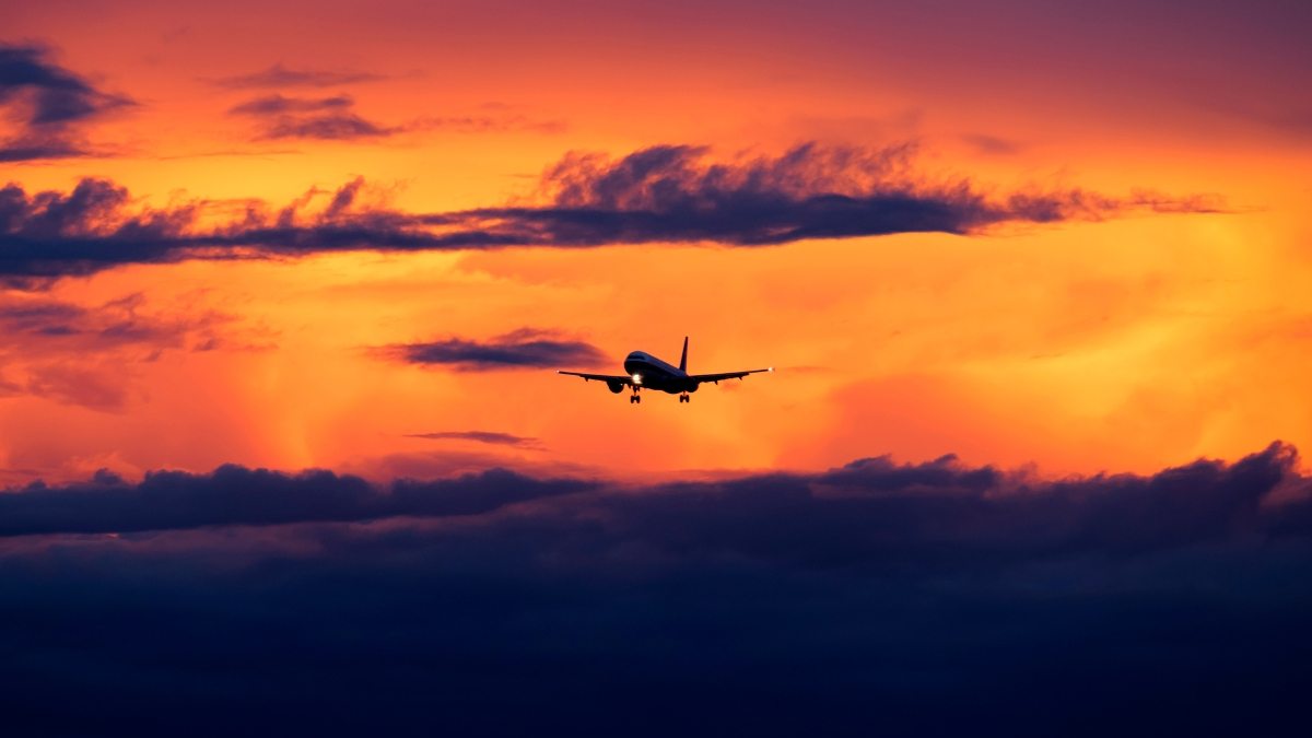 Avião no fim de tarde