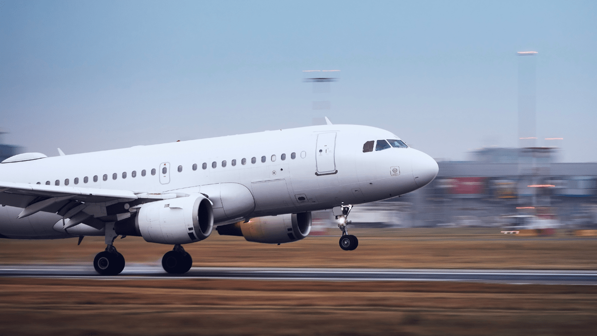 Avião levantando voo