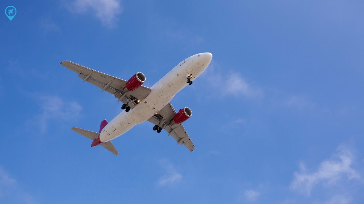 Avião no céu azul