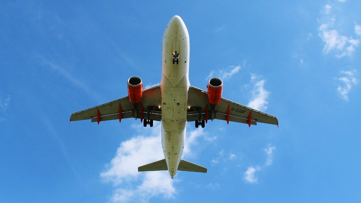 Avião no céu azul