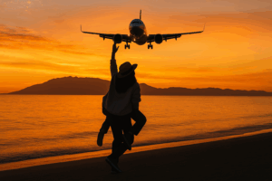 Casal na praia com um avião no céu